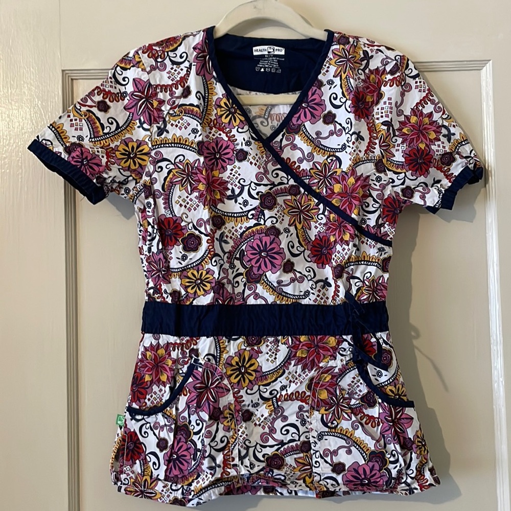 Scrub top. Perfect for healthcare worker. Two pockets. EUC.